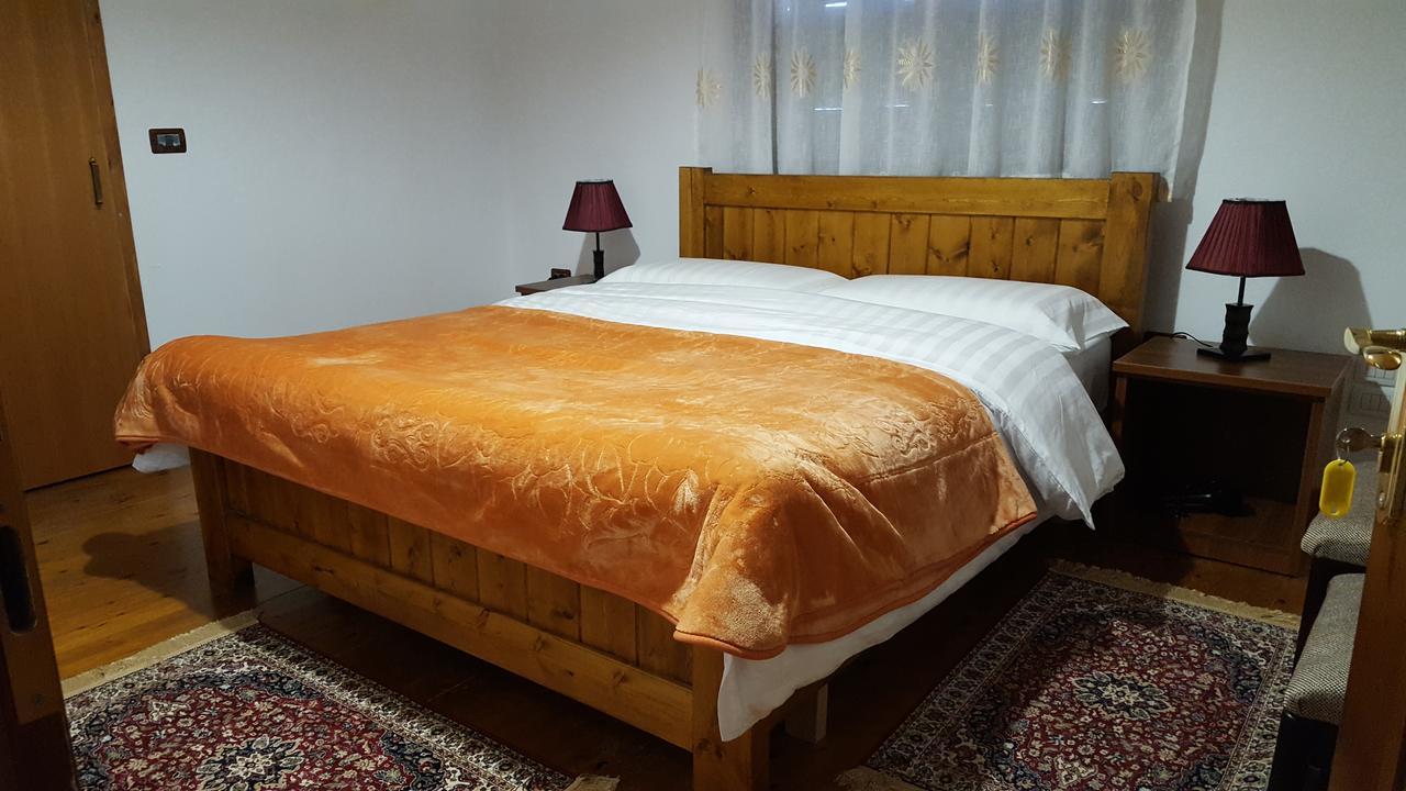 Hotel Bujtina E Bardhe Корча Экстерьер фото