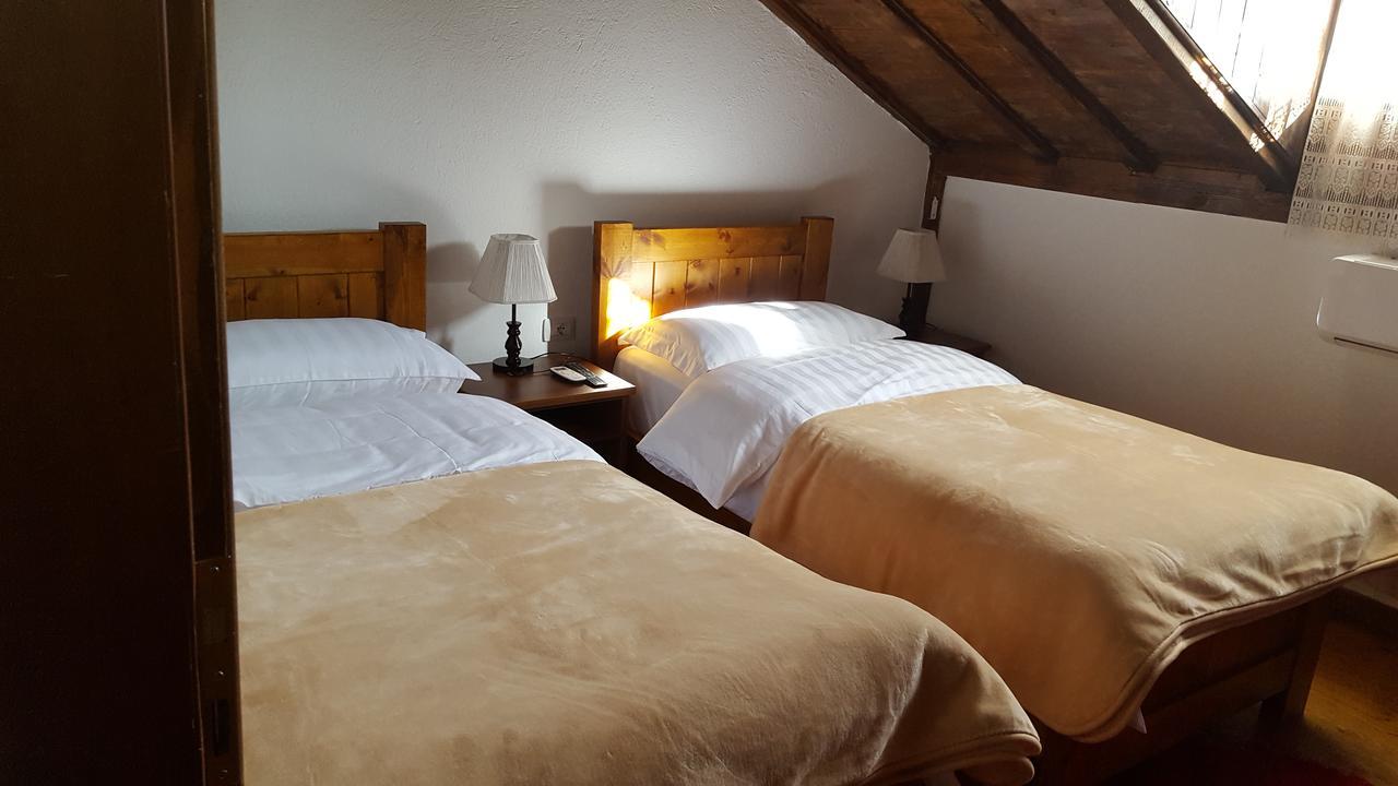 Hotel Bujtina E Bardhe Корча Экстерьер фото