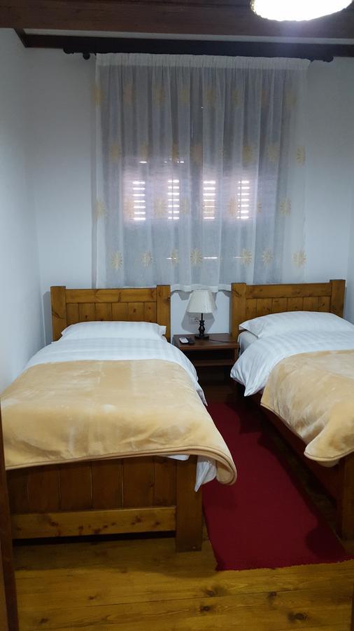 Hotel Bujtina E Bardhe Корча Экстерьер фото
