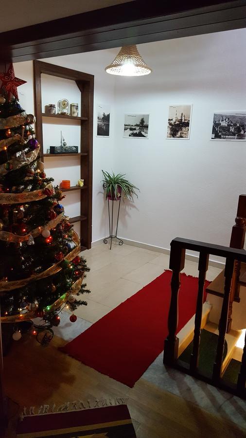 Hotel Bujtina E Bardhe Корча Экстерьер фото