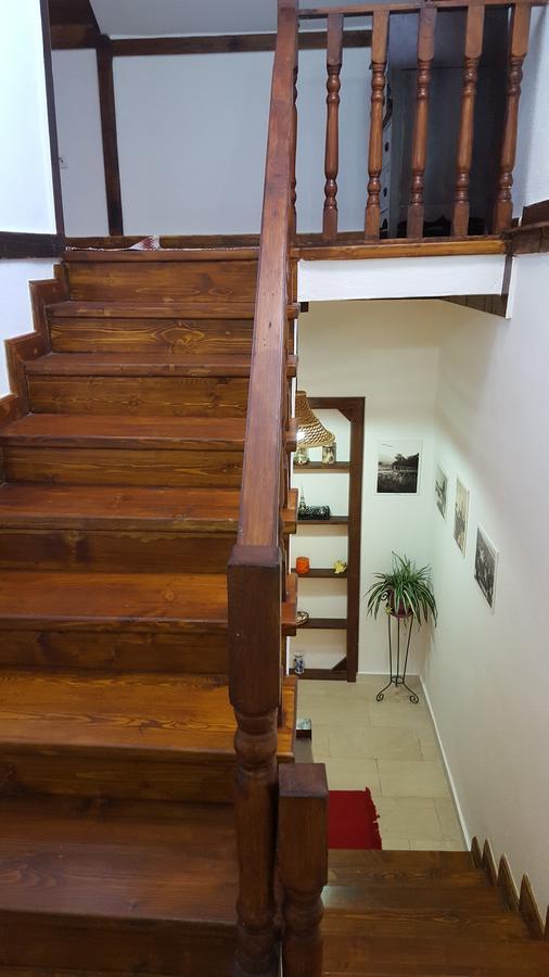 Hotel Bujtina E Bardhe Корча Экстерьер фото