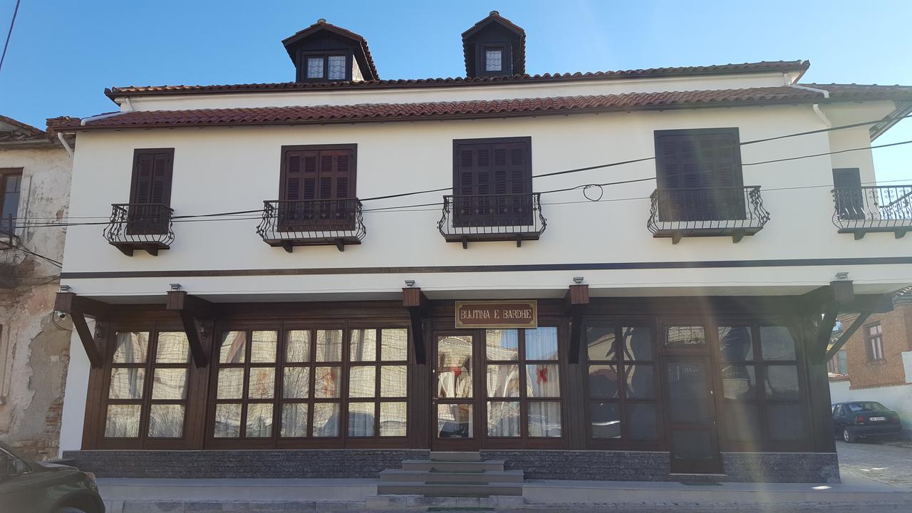Hotel Bujtina E Bardhe Корча Экстерьер фото